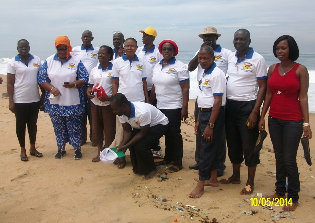 Personnes debout à la plage